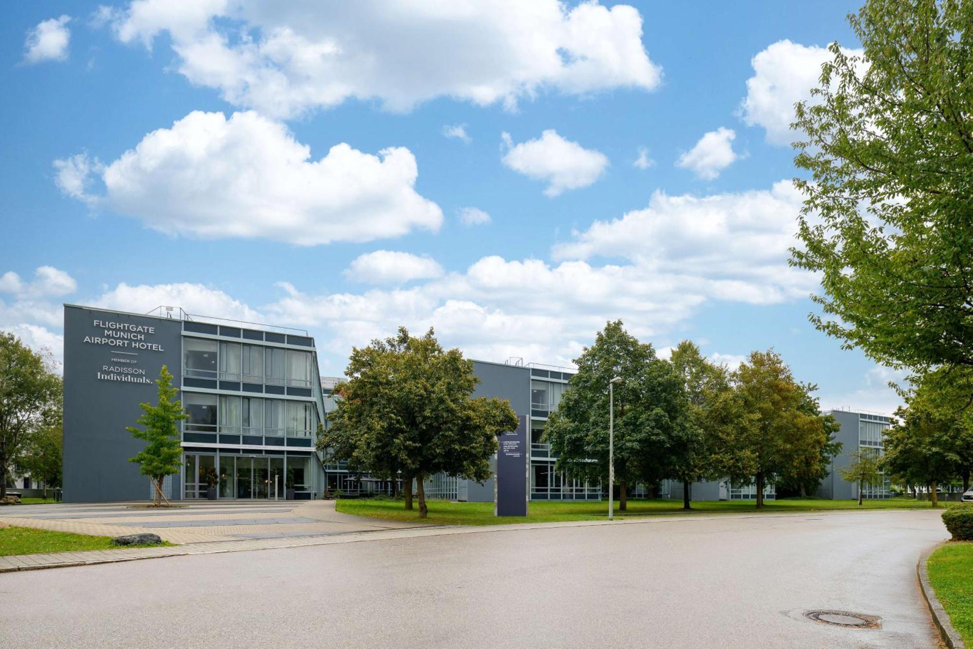 Flightgate Munich Airport Hotel, A Member Of Radisson Individuals Халбергмос Екстериор снимка